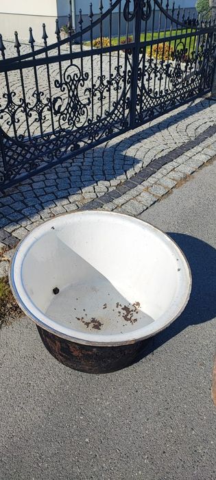 Stary powojenny , zeliwny kocioł z pokrywa