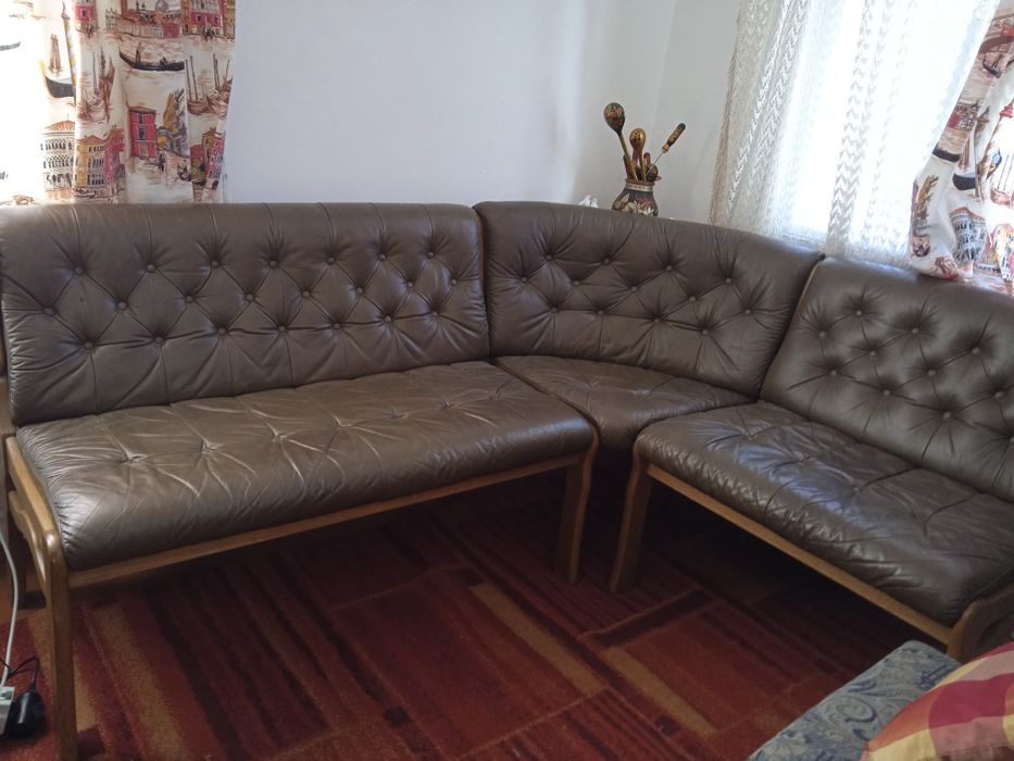 Продам кухонний куток б/в . Основа дуб а сидіння шкіряні ,