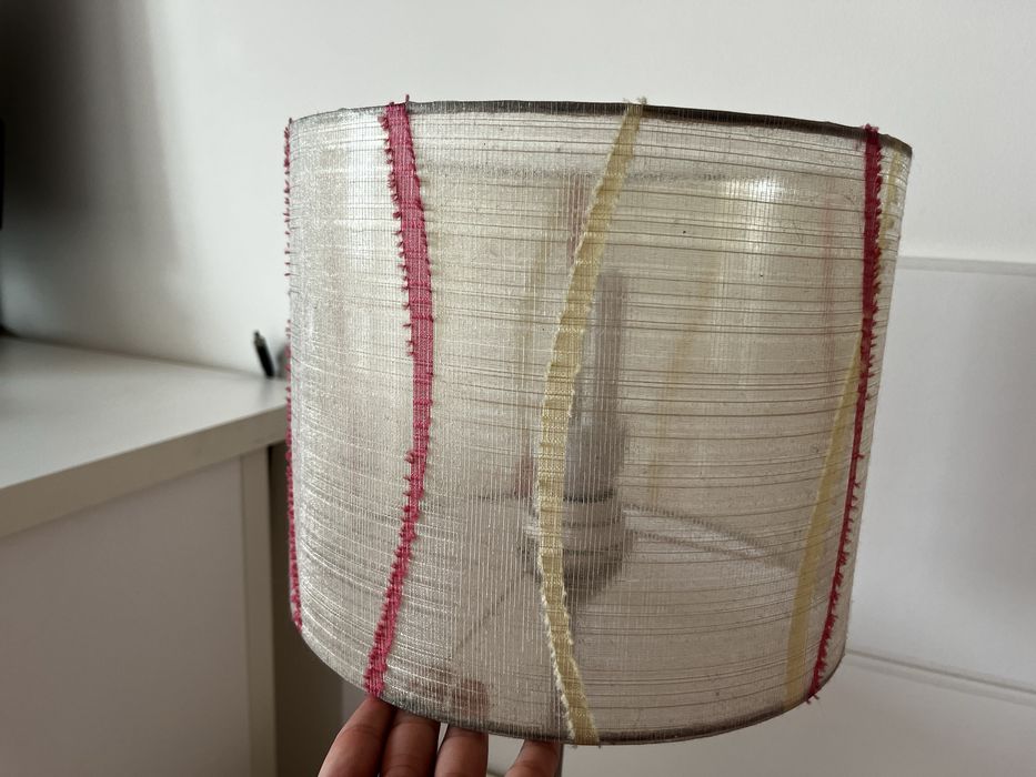 Conj. Cortinados beje/rosa, Abajur, cadeira branca IKEA, almofada rosa