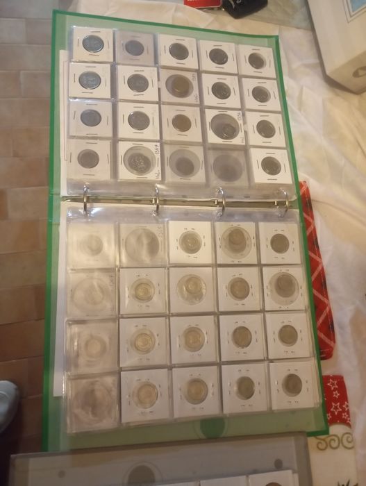 à venda: 
cerca de 450 moedas de diferentes países.