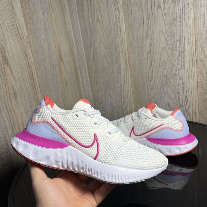 Продам оригінальні жіночі спортивні кросівки Nike Renew Run (39р-25см)