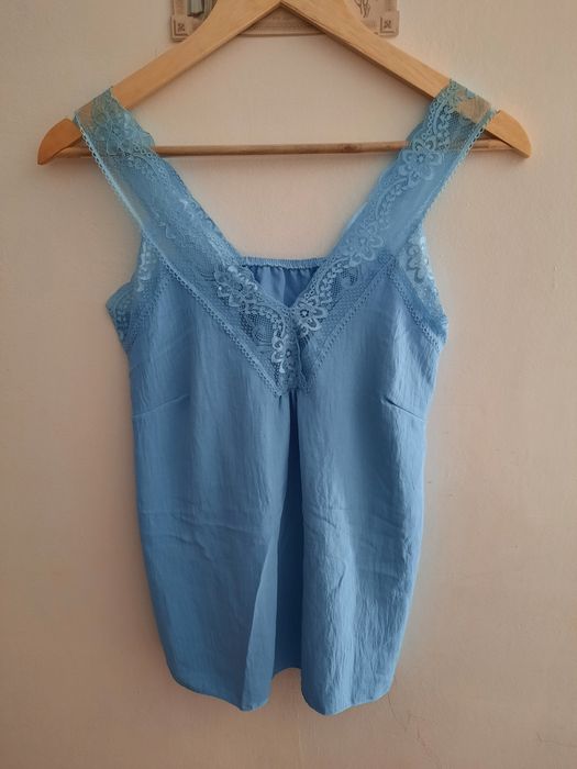 Bluzka na koronkowych ramiączkach. Niebieska