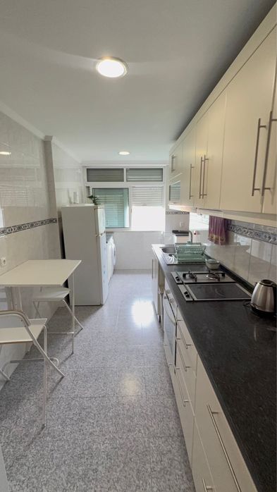 Quarto com cama casal e tv ao pe da camara municipal da Moita