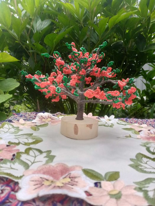 Дерево з бісеру червоного кольору...