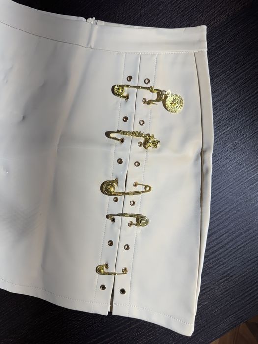 Стильна біла спідниця з елегантними декоративними деталями