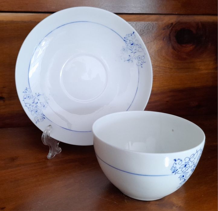 Conjunto chávena e pires da Fábrica de loiça Coimbra