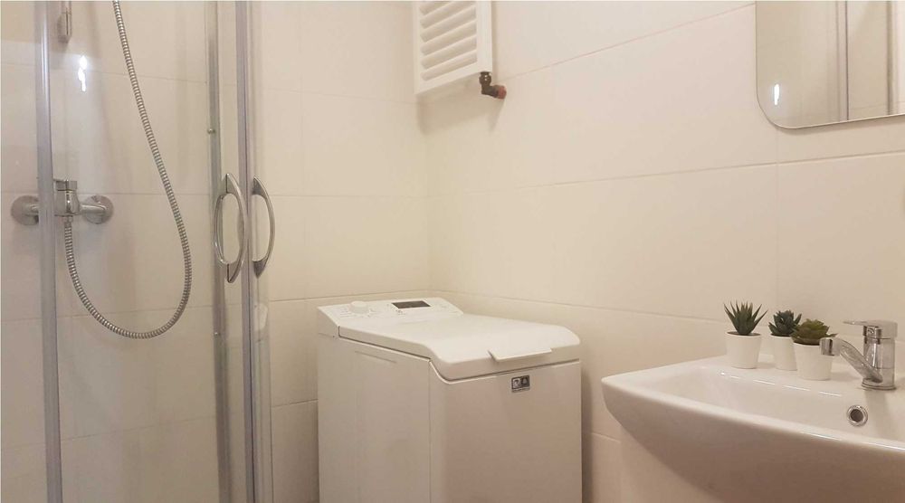 Pokój z balkonem na zielonych bielanach.