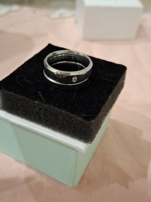 Conjunto de Alianças prateadas, 1 com brilhante, Aço novas
Tamanho 9
Valor não negociável