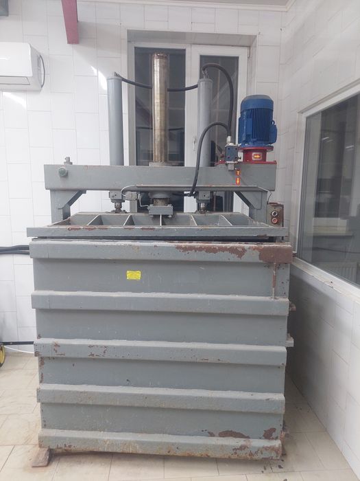 Гідравлічний прес для макулатури та вториної сировини