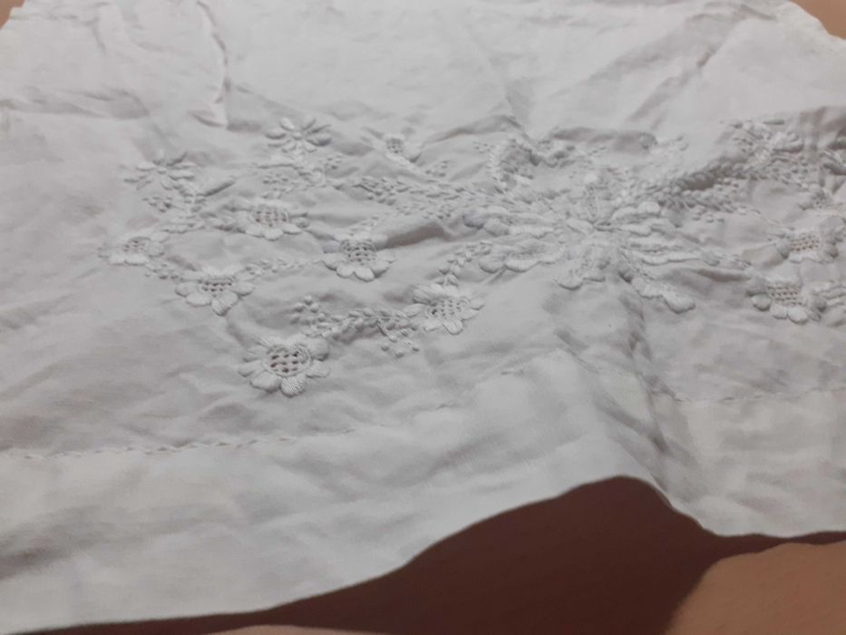Pano branco em linho, com bordado à mão