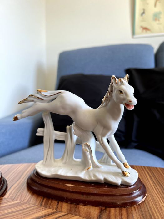 Estatuetas de animais com detalhe dourado