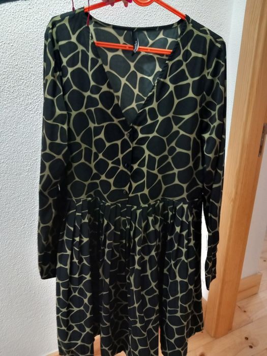 Varios vestidos como novos