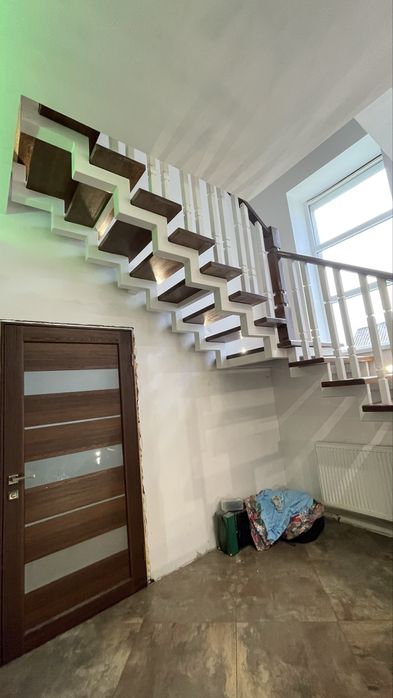 Продається будинок в мальовничій місцевості.Басейн.Сауна.Річка.