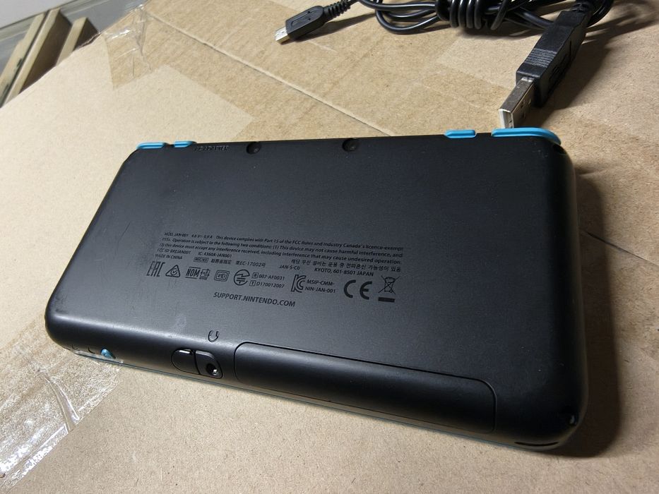 Konsola New Nintendo 2ds XL czarno-niebieska.