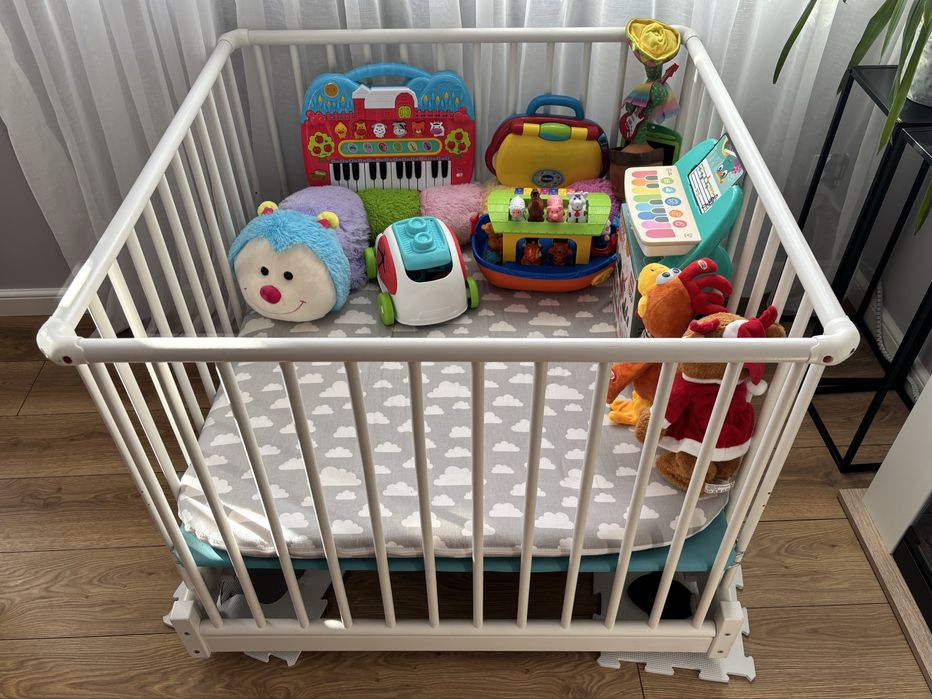 Drewniany kojec z materacem dla dziecka