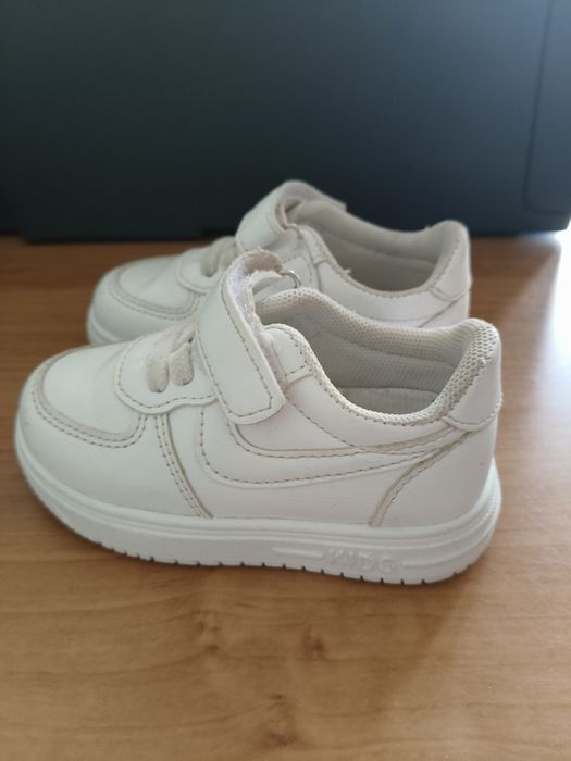 Білі кросівки для дітей