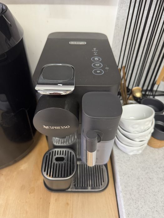 Máquina de Café DELONGHI Nespresso Lattissima