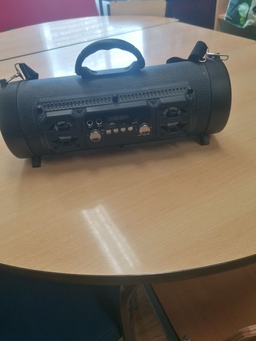 Coluna de som com rádio