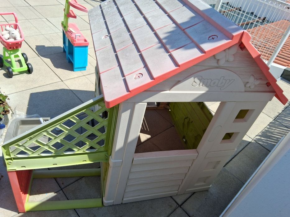Casa infantil exterior com cozinha