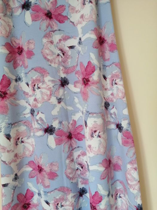 Sukienka długa maxi niebieska w kolorowe kwiaty, na ramiączka, Janina