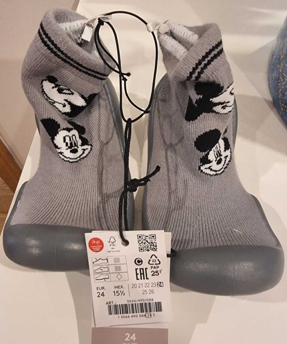 Tapete criança com jogo Ikea e sapatos