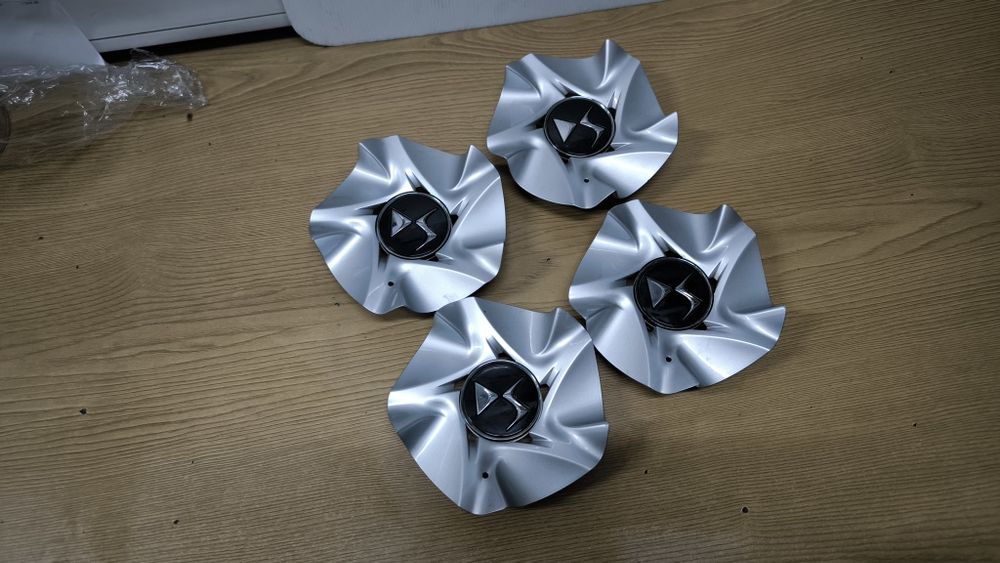 4 tampos de jantes de  citroen Ds5