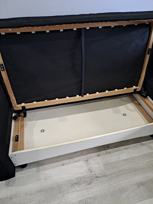 Sofá preto bem estimado