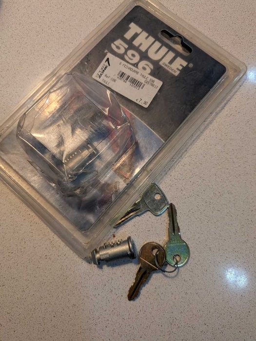 Suportes Thule para Ski/Snowboard + Chaves Extra (Thule 596)
