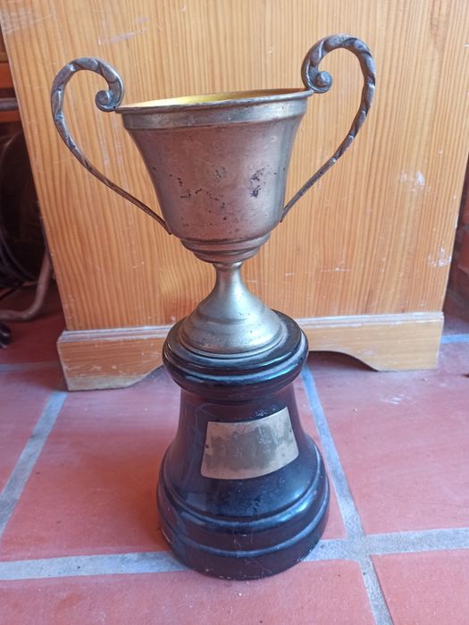 Taças troféu antigas em casquinha e metal com placa gravada