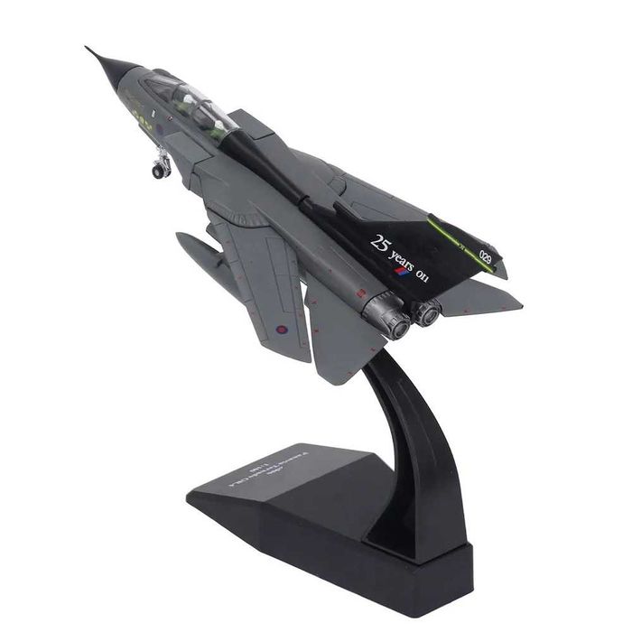 Модель літака F-4 F-14 F-15 F-16 F-18 F-22 F-35 A-10 B-52 C-17