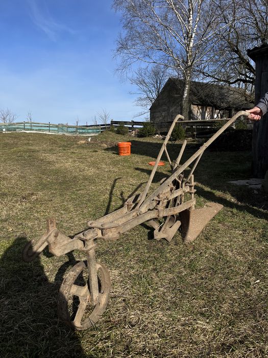 Stare narzędzia gospodarskie pług opielacz brony