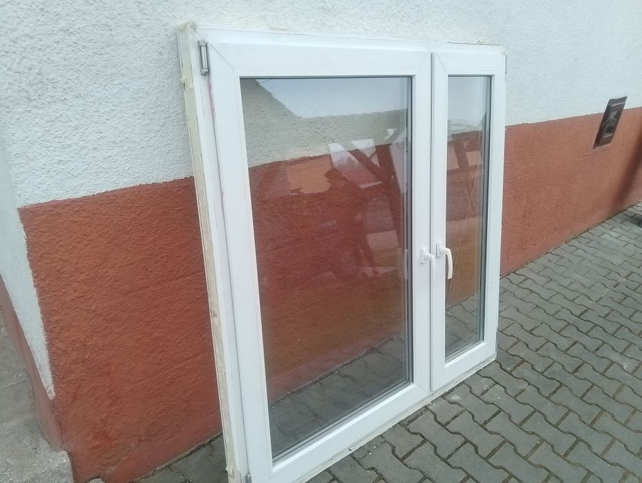 Okno z   demontażu z parapetem