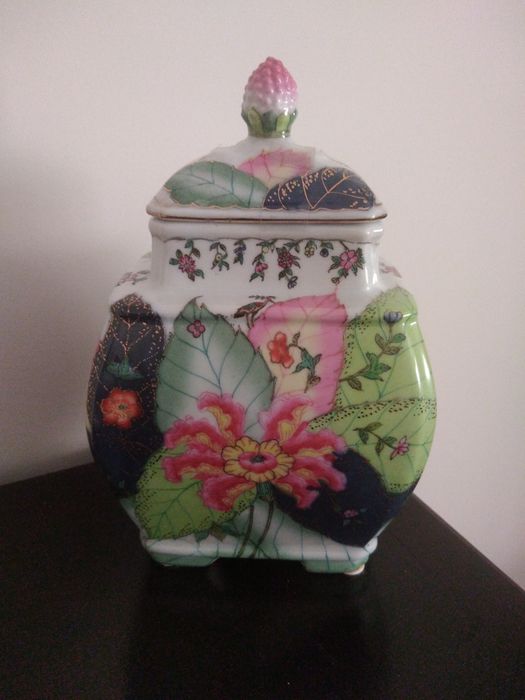 Potes de loiça pintada.