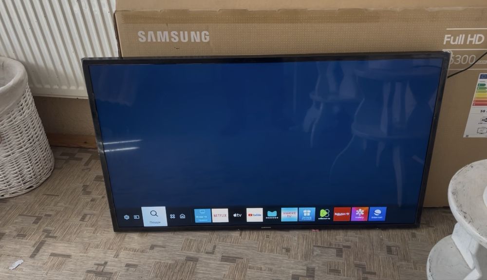 Телевизор Samsung 43" Full HD Smart TV T5300
