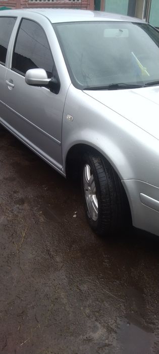 Машина Volkswagen Golf