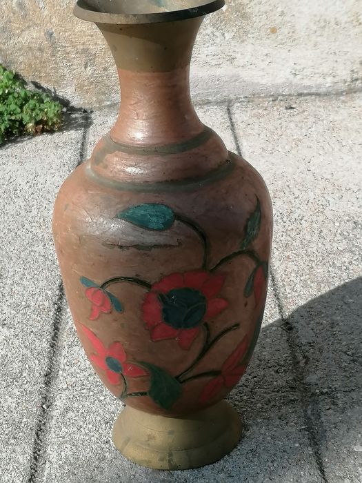 Jarra em metal com flores