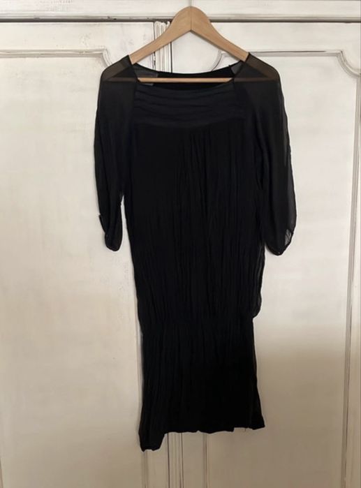 Vestido preto seda e viscose, com mangas transparentes. Tem forro de algodão.. Tam L