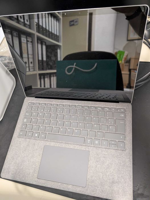 Microsoft Surface Laptop 4 AMD Ryzen5 2.20GHz 8GB 256GB SSD 13.3 touch