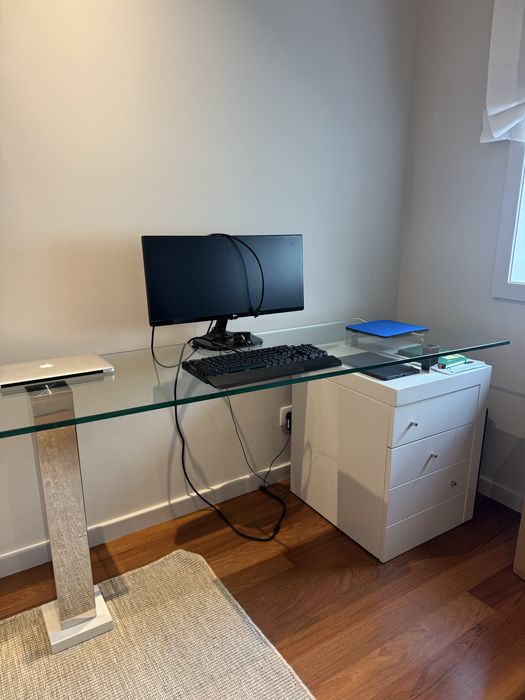 Vendo secretaria de escritorio com tampo em vidro