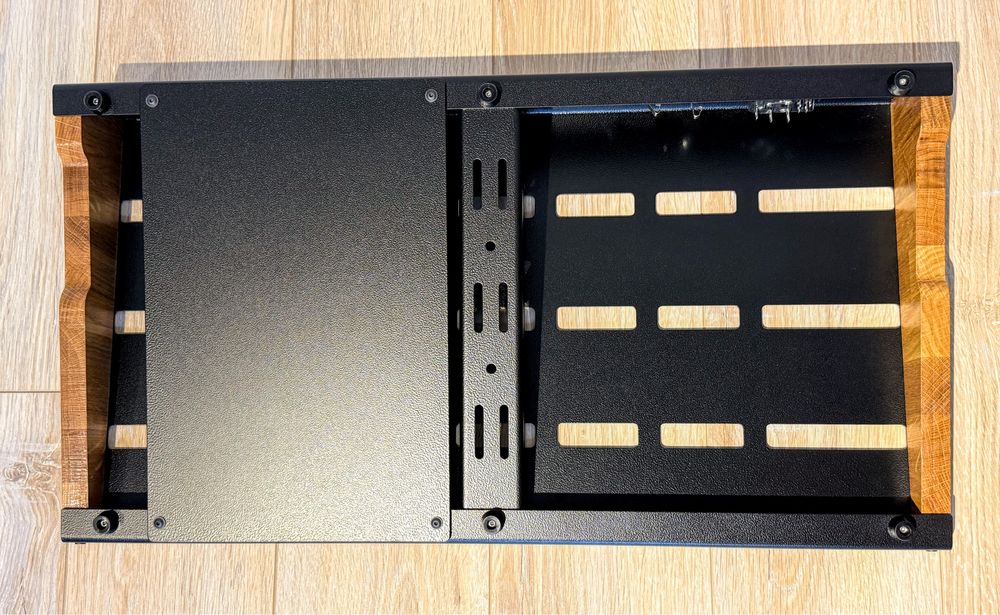 Pedalboard custom – czarny, lekki, półka na zasilacz, gniazda