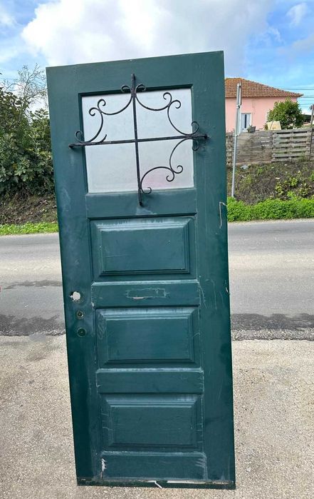 Portas antigas com postigo de exterior