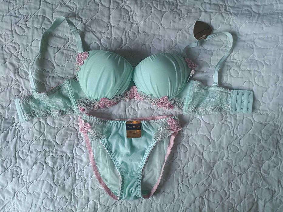 Komplet bielizny z haftem M