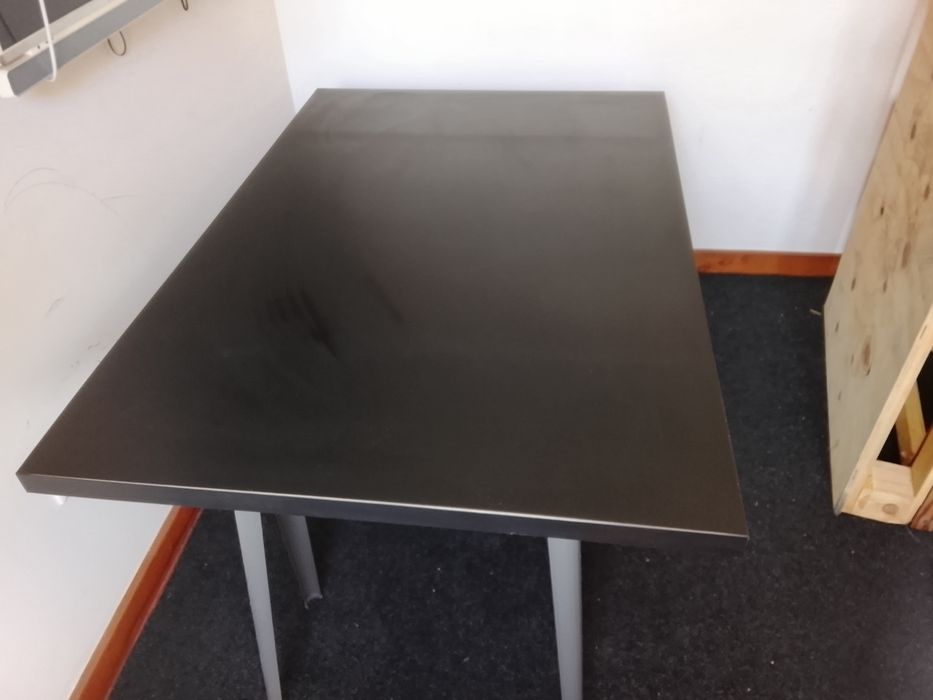 Mesa gaming preta