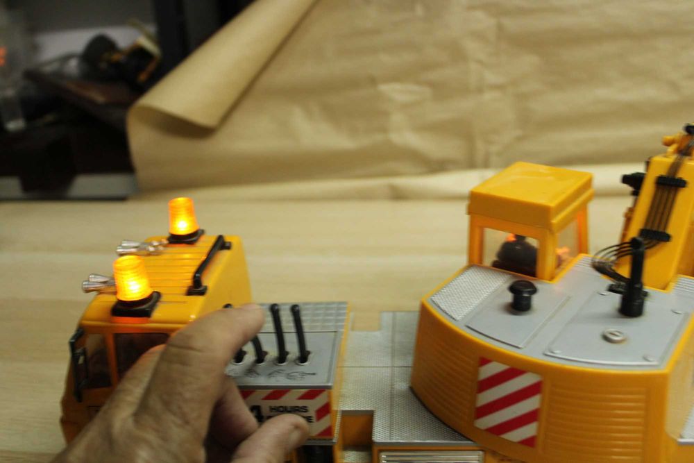 Camião com escavadora