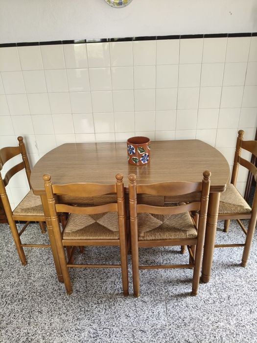 Mesa de cozinha e 4 cadeiras