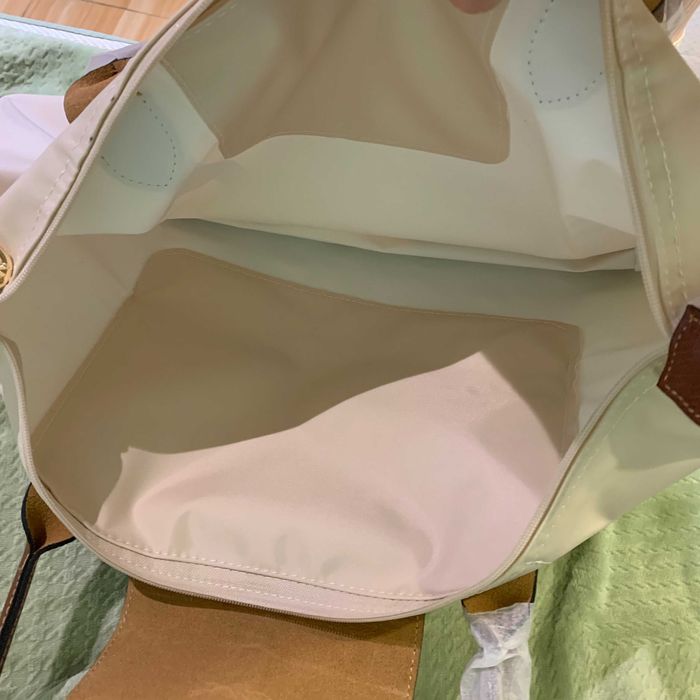 Duża torba na ramię biała Longchamp, uniwersalna i modna