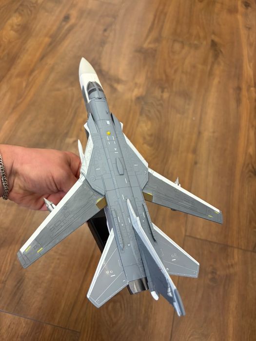 Літак винищувач СУ24 ( без розпізнавальних знаків ) маштаб 1:72