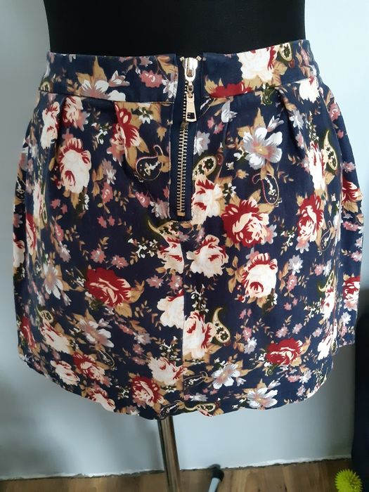 Spódnica S kwiaty.