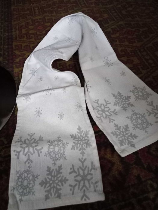 Скатерть дорожка.Украсит любой праздничный стол.И на каждый день