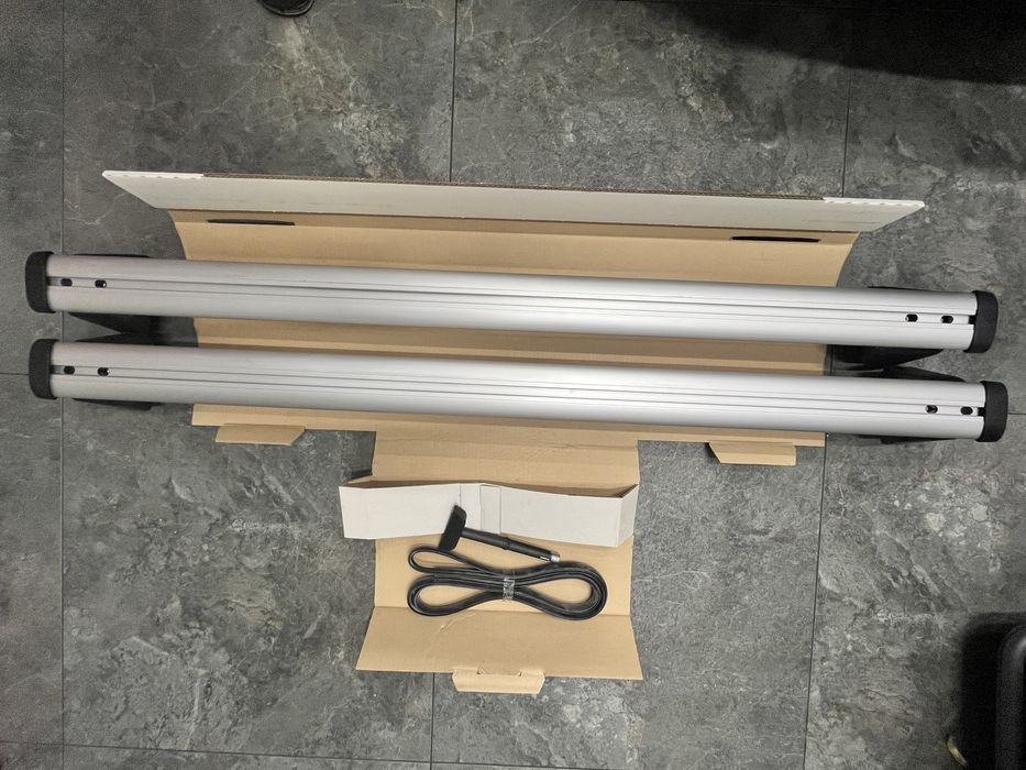 Оригінальне кріплення поперечини на дах автомобіля Audi Q5 09